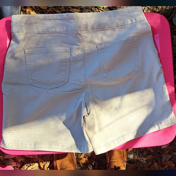 Liz Claiborne khaki shorts - Picture 2 of 3